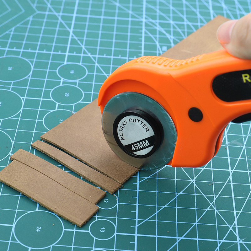 Rotary Cutter Fabric - 1 ชิ้น เครื่องตัดผ้าและหนังแบบมือหมุน เครื่องมือตัดแบบลูกกลิ้งสำหรับงาน DIY งานฝีมือหนัง